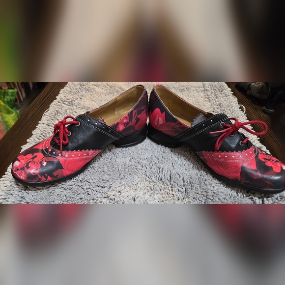 Fluevog Size 6, Rose Print Fellowships - Picture 4 of 9